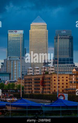 London, Großbritannien. Mai 2024. Canary Wharf 9 (einschließlich Citi und HSBC Tower) vom Thames Path am Shadwell Basin aus gesehen - Sonnenuntergang warmes Sommerwetter verleiht dem Blick auf die Stadt von den Docklands, London, ein dramatisches Schauspiel. Guy Bell/Alamy Live News Stockfoto