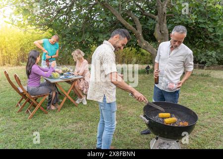 Familie am Grill zusammen. Stockfoto