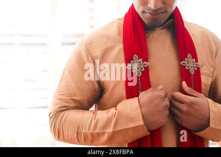 Indischer Bräutigam, Hochzeit und Schal für Zeremonien, Kleidung und Kleidung für Männer, Kultur und traditionelle Wahl. Stilvoll, modisch und Anzug für jeden Stockfoto