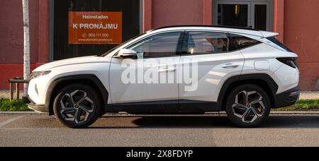 OSTRAVA, TSCHECHISCHE REPUBLIK - 4. MÄRZ 2024: Weißer Hyundai Tucson Crossover-Wagen parkt bei Sonnenuntergang vor Heimstaden Stockfoto