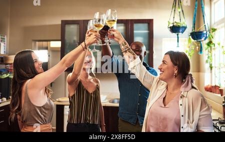 Wein, Freunde und Toast in der Küche zum Feiern, zur Hauswarmzeit und zum gemeinsamen Glück zu Hause. Drinks, Anfeuerungen und Kollegen bei Social for Bonding Stockfoto