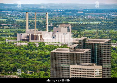 Heizkraftwerk Nord und Bürotürme Highlight Towers, Blick vom Olympiaturm, Unterföhring und München, Mai 2024 Deutschland, Unterföhring bei München, Mai 2024, Heizkraftwerk Nord der Stadtwerke München, Aussicht vom Olympaturm, Stromerzeugung, Anlage in Kraft-Wärme-Kopplung. Liefert Fernwärme, Energie, Energieerzeugung, im Vordergrund die Bürotürme Highlight Türme, Bayern, bayerisch, *** Blockheizkraftwerk Nord und Bürotürme Highlight Türme, Blick vom Olympiaturm, Unterföhring und München, Mai 2024 Deutschland, Unterföhring bei München, Mai 2024, Kraft-Wärme-Kopplungsanlage nördlich der Stadtwerke Mü Stockfoto