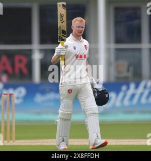 Canterbury, England. Mai 2024. Jordan Cox feiert ein Jahrhundert am zweiten Tag des Spiels der Vitality County Championship Division One zwischen dem Kent County Cricket Club und dem Essex County Cricket Club auf dem Spitfire Ground in St. Lawrence in Canterbury. Kyle Andrews/Alamy Live News. Stockfoto