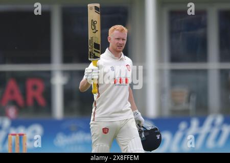 Canterbury, England. Mai 2024. Jordan Cox feiert ein Jahrhundert am zweiten Tag des Spiels der Vitality County Championship Division One zwischen dem Kent County Cricket Club und dem Essex County Cricket Club auf dem Spitfire Ground in St. Lawrence in Canterbury. Kyle Andrews/Alamy Live News. Stockfoto