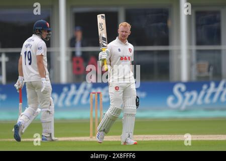 Canterbury, England. Mai 2024. Jordan Cox feiert ein Jahrhundert am zweiten Tag des Spiels der Vitality County Championship Division One zwischen dem Kent County Cricket Club und dem Essex County Cricket Club auf dem Spitfire Ground in St. Lawrence in Canterbury. Kyle Andrews/Alamy Live News. Stockfoto