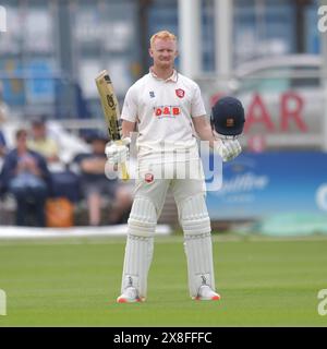 Canterbury, England. Mai 2024. Jordan Cox feiert ein Jahrhundert am zweiten Tag des Spiels der Vitality County Championship Division One zwischen dem Kent County Cricket Club und dem Essex County Cricket Club auf dem Spitfire Ground in St. Lawrence in Canterbury. Kyle Andrews/Alamy Live News. Stockfoto