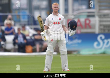 Canterbury, England. Mai 2024. Jordan Cox feiert ein Jahrhundert am zweiten Tag des Spiels der Vitality County Championship Division One zwischen dem Kent County Cricket Club und dem Essex County Cricket Club auf dem Spitfire Ground in St. Lawrence in Canterbury. Kyle Andrews/Alamy Live News. Stockfoto