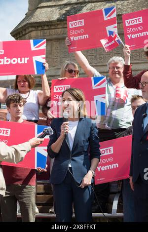 Mansfield, Nottinghamshire, England, Vereinigtes Königreich. Mai 2024. Liz Kendall Abgeordneter, Schattensekretär für Arbeit und Pensionen beim Start der allgemeinen Wahlen zur Unterstützung der Labour P.P.C. von Mansfield Steve Yemm. Dieser Parlamentssitz ist Teil der roten Mauer, die der konservative M.P. Ben Bradley bei den Parlamentswahlen 2019 gewann. Quelle: Alan Beastall/Alamy Live News Stockfoto