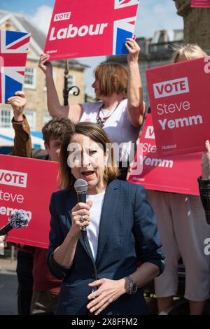 Mansfield, Nottinghamshire, England, Vereinigtes Königreich. Mai 2024. Liz Kendall Abgeordneter, Schattensekretär für Arbeit und Pensionen beim Start der allgemeinen Wahlen zur Unterstützung der Labour P.P.C. von Mansfield Steve Yemm. Dieser Parlamentssitz ist Teil der roten Mauer, die der konservative M.P. Ben Bradley bei den Parlamentswahlen 2019 gewann. Quelle: Alan Beastall/Alamy Live News Stockfoto