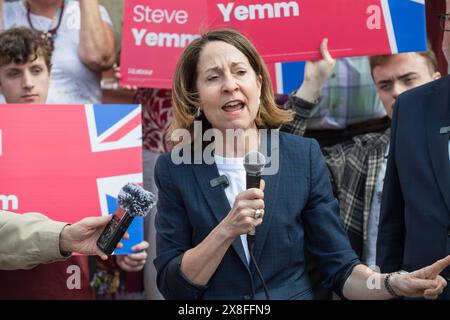 Mansfield, Nottinghamshire, England, Vereinigtes Königreich. Mai 2024. Liz Kendall Abgeordneter, Schattensekretär für Arbeit und Pensionen beim Start der allgemeinen Wahlen zur Unterstützung der Labour P.P.C. von Mansfield Steve Yemm. Dieser Parlamentssitz ist Teil der roten Mauer, die der konservative M.P. Ben Bradley bei den Parlamentswahlen 2019 gewann. Quelle: Alan Beastall/Alamy Live News Stockfoto