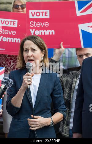 Mansfield, Nottinghamshire, England, Vereinigtes Königreich. Mai 2024. Liz Kendall Abgeordneter, Schattensekretär für Arbeit und Pensionen beim Start der allgemeinen Wahlen zur Unterstützung der Labour P.P.C. von Mansfield Steve Yemm. Dieser Parlamentssitz ist Teil der roten Mauer, die der konservative M.P. Ben Bradley bei den Parlamentswahlen 2019 gewann. Quelle: Alan Beastall/Alamy Live News Stockfoto