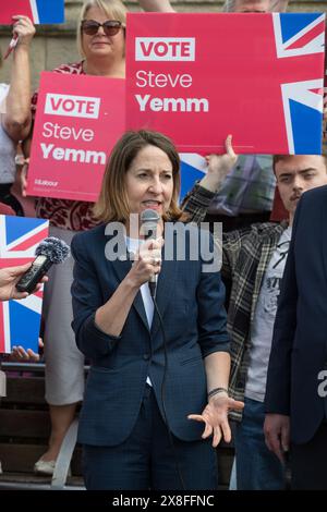 Mansfield, Nottinghamshire, England, Vereinigtes Königreich. Mai 2024. Liz Kendall Abgeordneter, Schattensekretär für Arbeit und Pensionen beim Start der allgemeinen Wahlen zur Unterstützung der Labour P.P.C. von Mansfield Steve Yemm. Dieser Parlamentssitz ist Teil der roten Mauer, die der konservative M.P. Ben Bradley bei den Parlamentswahlen 2019 gewann. Quelle: Alan Beastall/Alamy Live News Stockfoto