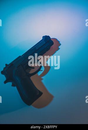 Pistolenpistole künstlerische Fotografie Bucheinband Design. Stockfoto