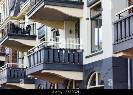 Wohnen mit einem schönen Balkon an der niederländischen Nordseeküste - Entspannung pur in gepflegter Umgebung und in der Nähe des Strandes, niederlande, Domburg Stockfoto