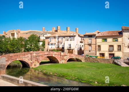 Übersicht und mittelalterliche Brücke über den River Gallo. Molina de Aragon, Provinz Guadalajara, Castilla La Mancha, Spanien. Stockfoto