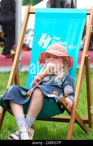 Hey Festival, Hay on Wye, Powys, Wales, Großbritannien – Samstag, 25. Mai 2024 – UK Weather – Ice Cream Weather heute Morgen am 3. Tag des Hay Festivals, bei dem Besucher zwischen den Veranstaltungen auf dem Festival-Rasen entspannen können - Foto Steven May / Alamy Live News Stockfoto