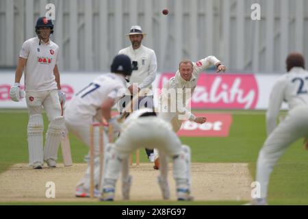 Canterbury, England. Mai 2024. Matt Parkinson spielt während des zweiten Tages der Vitality County Championship Division 1 zwischen dem Kent County Cricket Club und dem Essex County Cricket Club auf dem Spitfire Ground in St. Lawrence in Canterbury. Kyle Andrews/Alamy Live News. Stockfoto