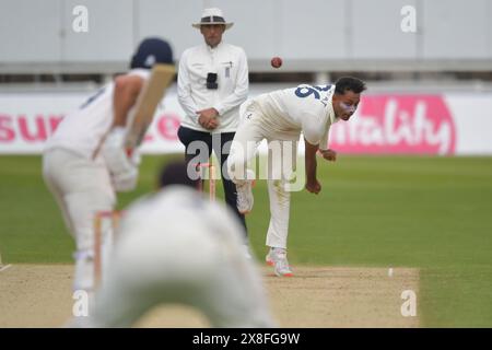 Canterbury, England. Mai 2024. Arafat Bhuiyan Bowls am zweiten Tag der Vitality County Championship Division 1 zwischen dem Kent County Cricket Club und dem Essex County Cricket Club auf dem Spitfire Ground in St. Lawrence in Canterbury. Kyle Andrews/Alamy Live News. Stockfoto