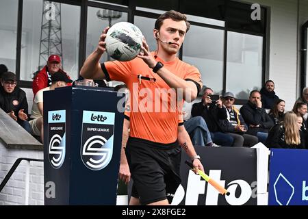 Oud Heverlee, Belgien. Mai 2024. Schiedsrichter Wouter Debusscher wurde vor einem Frauenfußballspiel zwischen Oud Heverlee Leuven und AA Gent Ladies am 10. Und letzten Spieltag der Play-offs in der Saison 2023 - 2024 der Belgischen Lotto Womens Super League am Samstag, 25. Mai 2024 in Oud Heverlee, Belgien, dargestellt. Quelle: Sportpix/Alamy Live News Stockfoto
