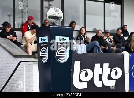 Oud Heverlee, Belgien. Mai 2024. Der Ball wurde vor einem Frauenfußballspiel zwischen Oud Heverlee Leuven und AA Gent Ladies am 10. Und letzten Spieltag der Play-offs in der Saison 2023–2024 der belgischen Lotto Womens Super League am Samstag, 25. Mai 2024 in Oud Heverlee, Belgien, dargestellt. Quelle: Sportpix/Alamy Live News Stockfoto