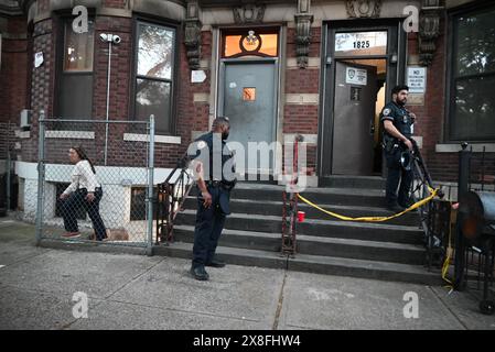 Bronx, Usa. Mai 2024. Ein 37-jähriger Mann wurde am 24. Mai 2024 in Bronx, New York, USA, erschossen. Gegen 17:57 Uhr, am Freitagnachmittag, wurde auf dem Block 1800 der Topping Avenue ein 37-jähriger Mann ins Bein geschossen, er wurde ins Krankenhaus gebracht, wo er für tot erklärt wurde. Eine Person von Interesse wurde vom New York City Police Department in Gewahrsam genommen. (Foto: Kyle Mazza/SIPA USA) Credit: SIPA USA/Alamy Live News Stockfoto