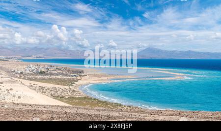 Playa de Sotavento, Fuerteventura: Ein atemberaubender Blick aus der Luft auf kristallklare Lagunen und weite Sanddünen an diesem berühmten kanarischen Strand. Stockfoto