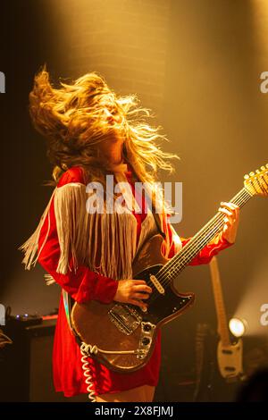 Paris, Frankreich. Mai 2024. Lindsey Troy, Gitarrist und Sänger der DEAP Vally Band, tritt im Pariser La Maroquinerie auf. DEAP Vally, ein kalifornisches Rockduo, das in Los Angeles gegründet wurde, trat in der Pariser Maroquinerie auf. Eine Show ihrer „Abschiedstour“. Quelle: SOPA Images Limited/Alamy Live News Stockfoto