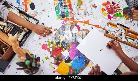 Pinsel, Hände und Werkzeuge zum Malen im Atelier, Farbe und Handwerk in kleinen Unternehmen und darüber. Werkstatt, Ausrüstung und Zubehör in Gläsern oder Behältern Stockfoto