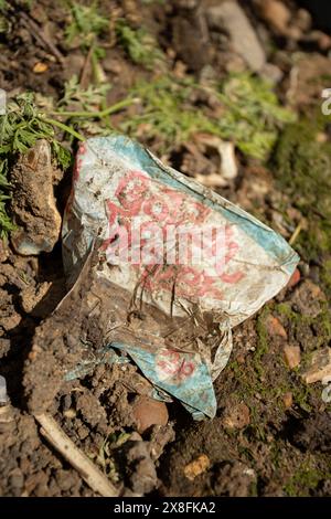 Kaninchen finden in Maldon in Essex knusprige Pakete und andere Plastikmüll aus den 1970er Jahren. Quelle: David Johnson/Alamy Live News Stockfoto