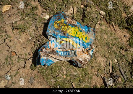 Kaninchen finden in Maldon in Essex knusprige Pakete und andere Plastikmüll aus den 1970er Jahren. Quelle: David Johnson/Alamy Live News Stockfoto