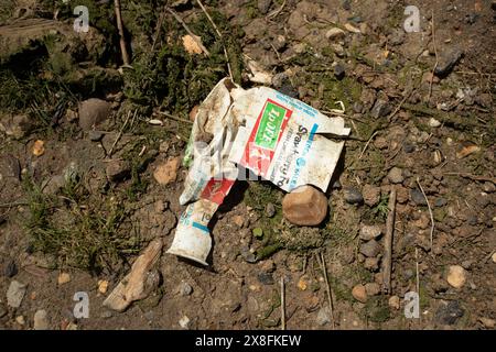 Kaninchen finden in Maldon in Essex knusprige Pakete und andere Plastikmüll aus den 1970er Jahren. Quelle: David Johnson/Alamy Live News Stockfoto