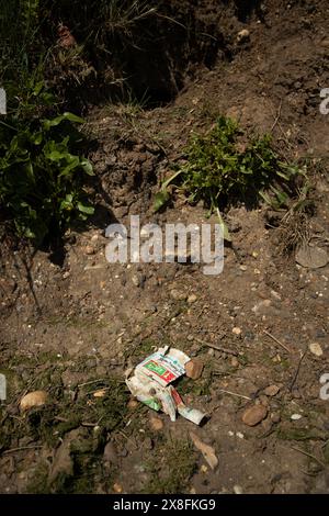 Kaninchen finden in Maldon in Essex knusprige Pakete und andere Plastikmüll aus den 1970er Jahren. Quelle: David Johnson/Alamy Live News Stockfoto