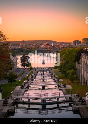 Rideau Canal Locks and Boat on River, Sommerabend, Ottawa, Ontario, Kanada Stockfoto