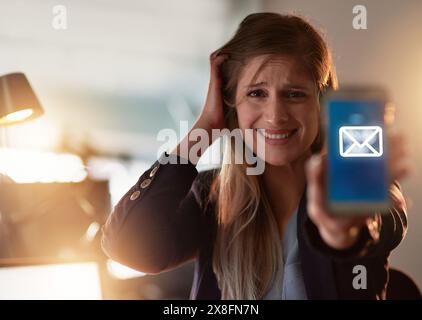 Bildschirm für Frauen, Porträt und Smartphone mit Benachrichtigung für soziale Medien, E-Mail oder Messenger und Kommunikation. Weibliche Person, Mobiltechnologie und Stockfoto