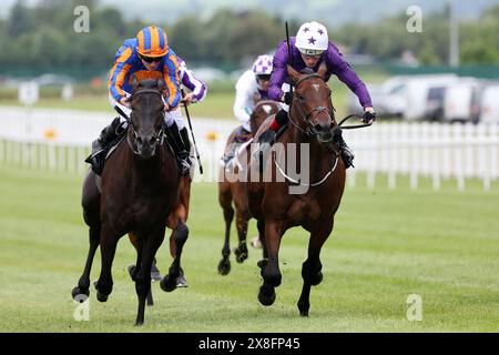 Arizona Blaze wurde von Jockey David Egan (rechts) auf dem Weg zum Gewinn der Marble Hill Stakes (in Erinnerung an Theresa Marnane) (Gruppe 3) am Tattersalls Irish 2000 Guineas Day auf der Rennbahn Curragh, County Kildare, gefahren. Bilddatum: Samstag, 25. Mai 2024. Stockfoto