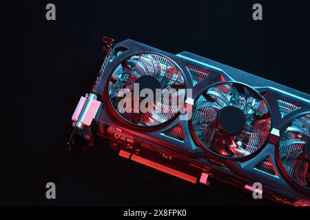 Computergrafikkarte auf dunklem Hintergrund, Draufsicht Stockfoto