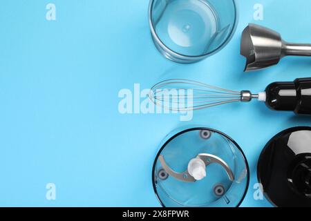 Stabmixer-Kit auf hellblauem Hintergrund, flach aufgelegt. Leerzeichen für Text Stockfoto
