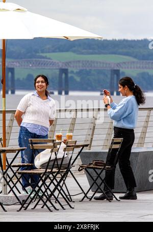 Dundee, Tayside, Schottland, Großbritannien. Mai 2024. Wetter in Großbritannien: Dundees helles, feuchtes Wetter zieht sowohl Einheimische als auch Touristen an, um den Tag mit dem Besuch des Ufers und des V&A Design Museums zu verbringen. Quelle: Dundee Photographics/Alamy Live News Stockfoto