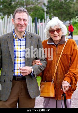 Dundee, Tayside, Schottland, Großbritannien. Mai 2024. Wetter in Großbritannien: Dundees helles, feuchtes Wetter zieht sowohl Einheimische als auch Touristen an, um den Tag mit dem Besuch des Ufers und des V&A Design Museums zu verbringen. Quelle: Dundee Photographics/Alamy Live News Stockfoto