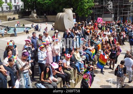 Stadtzentrum von Birmingham, 25. Mai 2024 – Zehntausende Besucher überfüllten die Straßen von Birmingham, um die STOLZ-Prozession durch die Straßen zu beobachten. Die jährliche Veranstaltung bringt Farbe und Freude in die West Midlands City. Die Veranstaltung findet vor dem STOLZ VON London und Brighton statt, typischerweise vor dem Spring Bank Holiday. Quelle: Stop Press Media/Alamy Live News Stockfoto