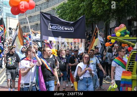 Stadtzentrum von Birmingham, 25. Mai 2024 – Zehntausende Besucher überfüllten die Straßen von Birmingham, um die STOLZ-Prozession durch die Straßen zu beobachten. Die jährliche Veranstaltung bringt Farbe und Freude in die West Midlands City. Die Veranstaltung findet vor dem STOLZ VON London und Brighton statt, typischerweise vor dem Spring Bank Holiday. Quelle: Stop Press Media/Alamy Live News Stockfoto