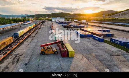 Suifenhe. Mai 2024. Ein Foto der Drohne vom 24. Mai 2024 zeigt einen Radkran, der die Nutzlast des Containers im Suifenhe Railway Port in der nordöstlichen chinesischen Provinz Heilongjiang umschaltet. Der Suifenhe Railway Port ist ein wichtiger Hafen für den Betrieb von China-Europa-Güterzügen im Nordosten Chinas. Die Mitarbeiter geben ihr Bestes, um die durchschnittliche Zeit für das Verladen und Gruppieren dieser Züge zu verkürzen. Quelle: Qu Yiwei/Xinhua/Alamy Live News Stockfoto