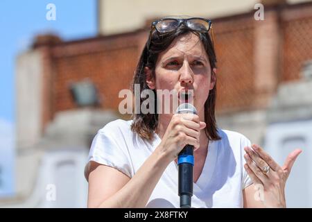 Aversa, Italien, 25. Mai 2024. Elly Schlein, Vorsitzender der Partei Partito Democratico, während eines politischen Treffens für die Europawahlen 2024 und für die Wahlen zum Bürgermeister von Aversa. Stockfoto