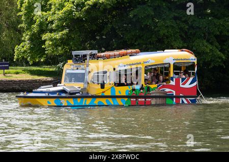 Eton, Windsor, Großbritannien. Mai 2024. Besucher, die eine Fahrt auf der Themse mit dem Amphibienfahrzeug Windsor Duck Tours genießen. Es war ein wunderschönes sonniges Frühlingswochenende in Eton, Windsor, Berkshire, als die Leute spazierten, auf den Brocas picknickten und Zeit auf Booten auf der Themse verbrachten, um die Aussicht auf Windsor Castle zu genießen. Viele Vergnügungskreuzer kommen in den Sommermonaten von London nach Windsor und Eton und legen neben den Brocas an. Quelle: Maureen McLean/Alamy Live News Stockfoto