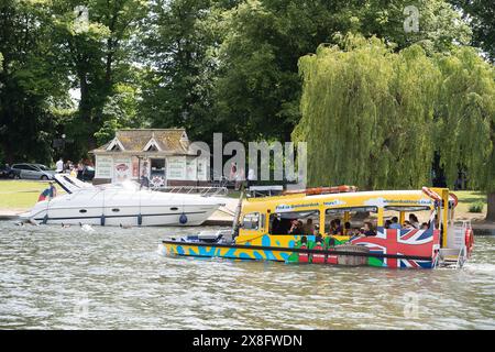Eton, Windsor, Großbritannien. Mai 2024. Besucher, die eine Fahrt auf der Themse mit dem Amphibienfahrzeug Windsor Duck Tours genießen. Es war ein wunderschönes sonniges Frühlingswochenende in Eton, Windsor, Berkshire, als die Leute spazierten, auf den Brocas picknickten und Zeit auf Booten auf der Themse verbrachten, um die Aussicht auf Windsor Castle zu genießen. Viele Vergnügungskreuzer kommen in den Sommermonaten von London nach Windsor und Eton und legen neben den Brocas an. Quelle: Maureen McLean/Alamy Live News Stockfoto