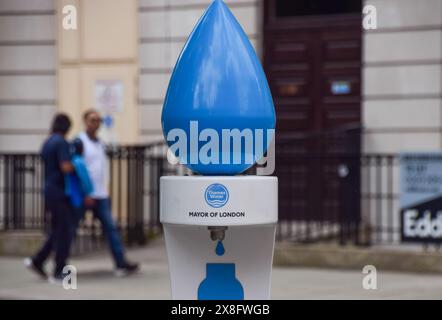 London, Großbritannien. Mai 2024. Ein Wasserfontäne an der Themse auf einer Straße im Zentrum von London. Thames Water hat Berichten zufolge Wasserproben für Tests geschickt, als Menschen im Südosten Londons erkranken. Cryptosporidium wurde kürzlich in Leitungswasser in Devon nachgewiesen. Quelle: Vuk Valcic/Alamy Live News Stockfoto