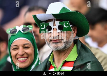 Pakistan Fans beim Spiel der Vitality T20 International Series England gegen Pakistan in Edgbaston, Birmingham, Großbritannien. Mai 2024. (Foto: Craig Thomas/News Images) in Birmingham, Großbritannien am 25.05.2024. (Foto: Craig Thomas/News Images/SIPA USA) Credit: SIPA USA/Alamy Live News Stockfoto