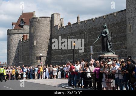 Eton, Windsor, Großbritannien. Mai 2024. Besucher packen die Straßen in Windsor und warten auf den Wachwechsel. Die Sonne brachte heute viele Besucher nach Royal Windsor, um die Wachwechsel auf dem Weg zum Schloss Windsor zu beobachten. Die Wachen heute waren die Windsor Castle Guard, das 1. Bataillon der Welsh Guards mit musikalischer Unterstützung durch die Band of the Brigade of Gurkhas. Quelle: Maureen McLean/Alamy Live News Stockfoto