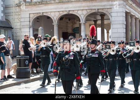 Eton, Windsor, Großbritannien. Mai 2024. Die Sonne brachte heute viele Besucher nach Royal Windsor, um die Wachwechsel auf dem Weg zum Schloss Windsor zu beobachten. Die Wachen heute waren die Windsor Castle Guard, das 1. Bataillon der Welsh Guards mit musikalischer Unterstützung durch die Band of the Brigade of Gurkhas. Quelle: Maureen McLean/Alamy Live News Stockfoto