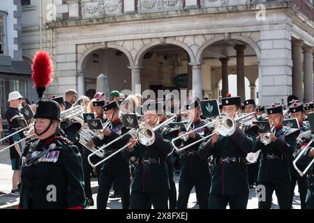 Eton, Windsor, Großbritannien. Mai 2024. Die Sonne brachte heute viele Besucher nach Royal Windsor, um die Wachwechsel auf dem Weg zum Schloss Windsor zu beobachten. Die Wachen heute waren die Windsor Castle Guard, das 1. Bataillon der Welsh Guards mit musikalischer Unterstützung durch die Band of the Brigade of Gurkhas. Quelle: Maureen McLean/Alamy Live News Stockfoto